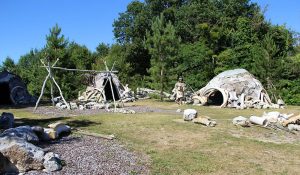 Campement de Néandertal dans le parc