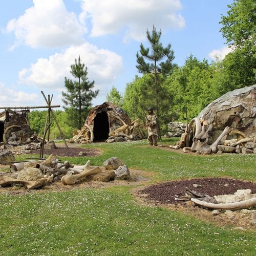 Village de Néandertal dans le pars du Paléosite