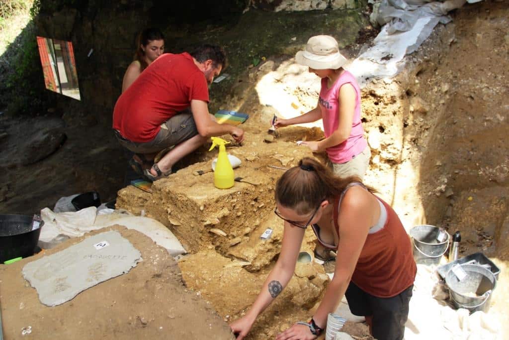 fouilles-archeologiques-roche-a-pierrot ©Paleosite (1)